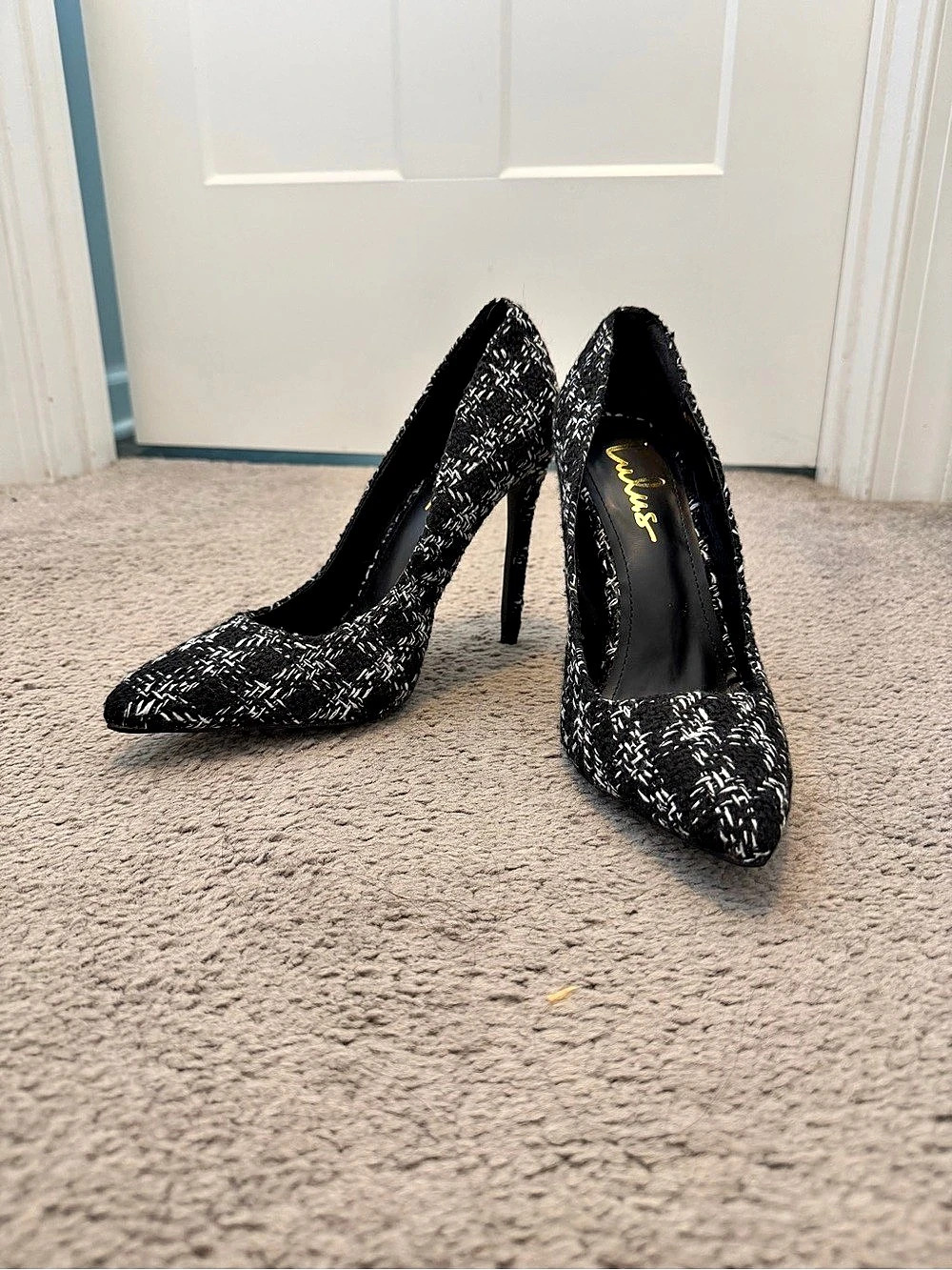 NWOT Lulu’s Pointed Toe Pumps in Black & White US 10